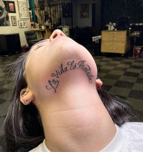 diseños de tatuajes en el cuello|tatuaje en el cuello letras.